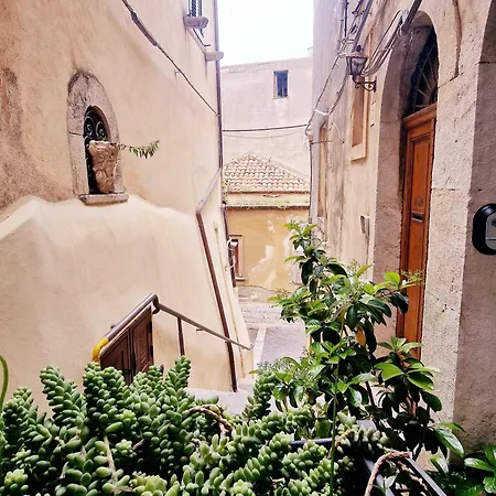 Donna Rosa - Main Avenue * Taormina